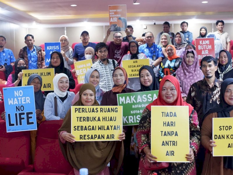 Perempuan di Kelurahan Buloa, Tallo, Kaluku Bonoa, Kecamatan Tallo saat Diseminasi dan Peluncuran Hasil Riset berjudul Makassar Kota Dunia yang Krisis Air yang digelar Wahana Lingkungan Hidup Indonesia (Walhi) Sulawesi Selatan, di Aula Kantor Camat Tallo Kota Makassar, Kamis (3/10/2024). @Jejakfakta/dok. Istimewa