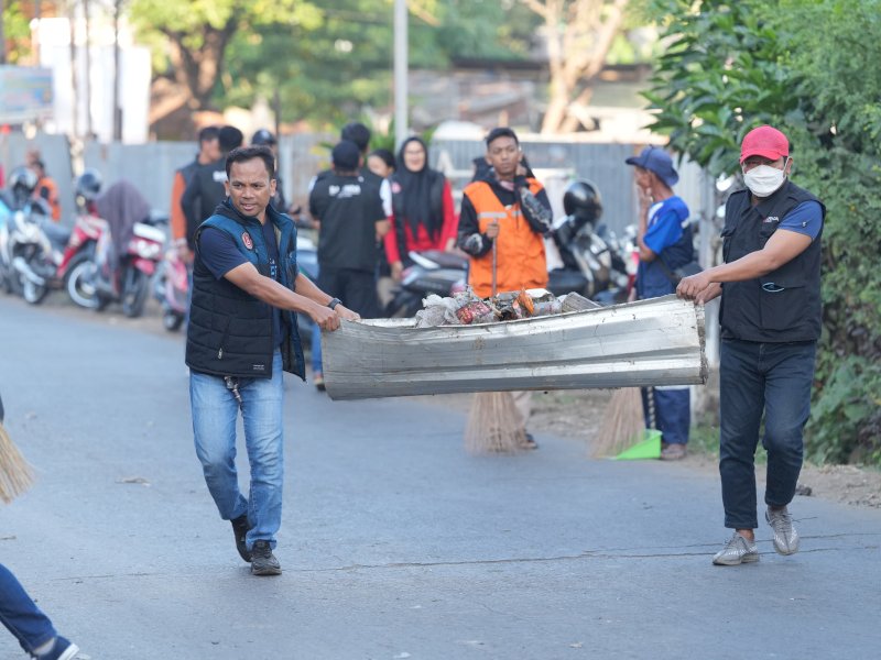Kerja bakti bersama dalam program Sabtu Bersih di sekitar TPA Tamangapa dan Jl. AMD. Borong Jambu, pada Sabtu pagi (5/10/2024). @Jejakfakta/dok. Humas Pemkot Makassar