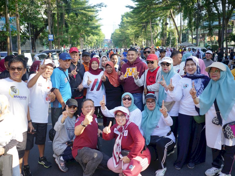 Pasangan Calon Wali Kota dan Wakil Wali Kota Makassar, nomor 01 Munafri Arifuddin - Aliyah Mustika Ilham (MULIA) bersama pendukung di di CFD Jl. Sudirman Kota Makassar, Minggu (6/10/2024). @Jejakfakta/dok. Istimewa