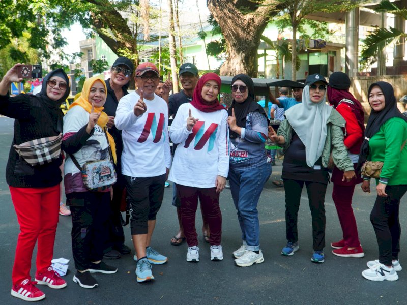 Calon Wakil Walikota Makassar, Aliyah Mustika Ilham nampak diserbu warga di Car Free Day di Jalan Jenderal Sudirman, Minggu 6 Oktober 2024. @Jejakfakta/Istimewa