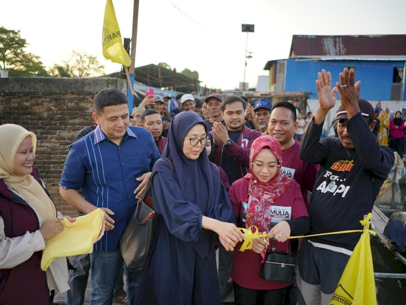 Calon Wali Kota Makassar, Munafri Arifuddin, perbaikan dermaga dan perahu nelayan bersama istrinya Melinda Aksa usai melakukan kampanye di Kelurahan Tallo pada Senin (7/10/2024) sore. @Jejakfakta/Istimewa