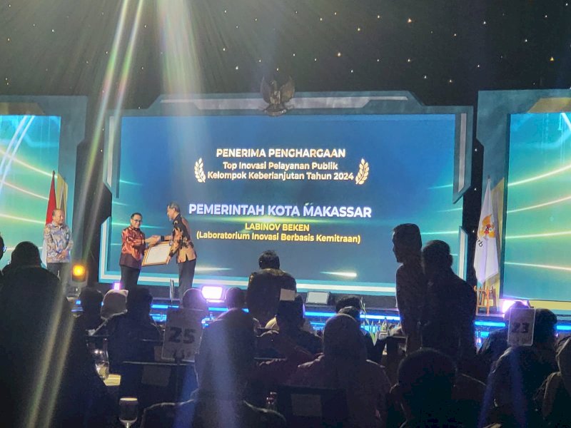 Menteri PANRB, Abdullah Azwar Anas, memberikan penghargaan kepada Pemkot Makassar yang diterima oleh Kepala Badan Riset dan Inovasi Daerah, Nirman Mungkasa, di Sheraton Grand Jakarta, Gandaria City Hotel, Selasa (8/10/2024). @Jejakfakta/dok. Humas Pemkot Makassar