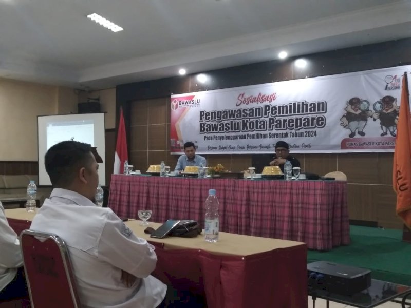 Pegiat Demokrasi Sulawesi Selatan, Abdul Karim, saat menjadi narasumber dalam kegiatan sosialisasi pengawasan pemilihan yang diselenggarakan oleh Bawaslu Kota Parepare, di Hotel Kenari, Parepare, Selasa (8/10/2024). @Jejakfakta/Samsir