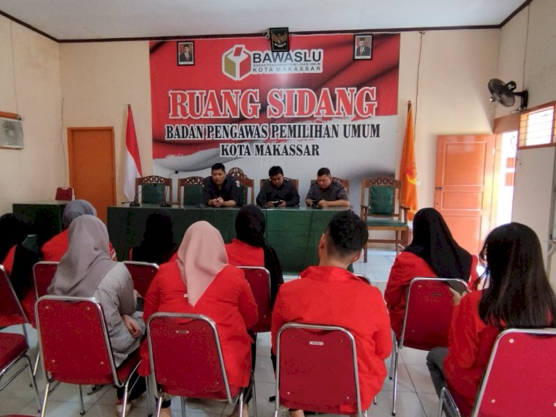 Ketua Bawaslu Kota Makassar, Dede Arwinsyah, saat menerima kunjungan wawancara mahasiswa Fakultas Hukum Universitas Hasanuddin di kantornya, Senin (7/10/2024). @Jejakfakta/dok. Istimewa