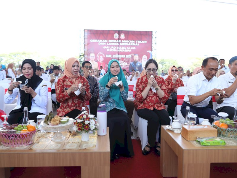 Pjs TP PKK Kota Makassar, Andi Tenri Anna, hadiri gerakan gemar makan telur dan lomba mewarnai, yang digelar di Lapangan Karebosi, rangkaian HUT Sulawesi Selatan ke 355 tahun, Rabu (09/10/2024). @Jejakfakta/dok. Humas Pemkot Makassar