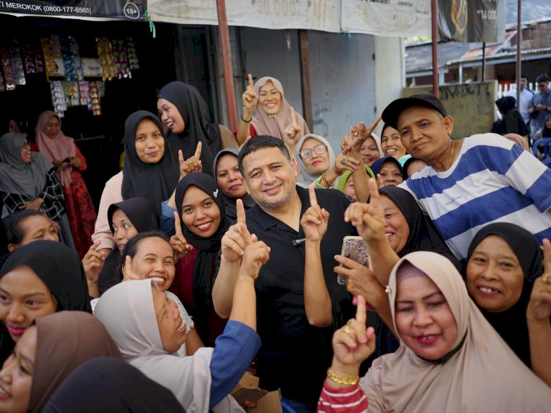 Calon Wali Kota Makassar, Munafri Arifuddin foto bersama warga usai melakukan kampanye, Selasa (9/10/2024). @Jejakfakta/Istimewa