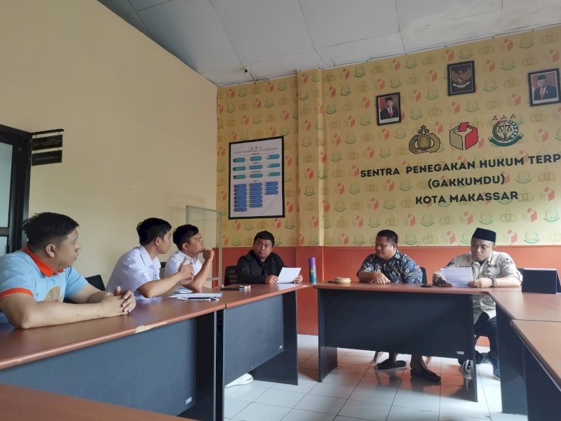 Tim pengacara PDAM Makassar di Bawaslu Makassar, Kamis (10/10/2024).