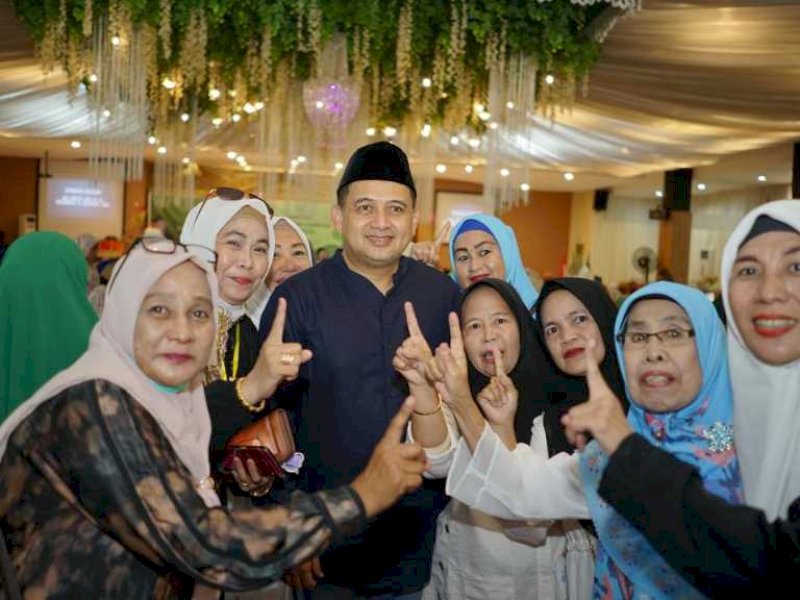 Calon Wali Kota Makassar Munafri Arifuddin foto bersama warga saat menghadiri peringatan Maulid Nabi Muhammad SAW 1446 H yang diselenggarakan oleh Pengurus Besar Darul Dakwah Wal Irsyad (PB DDI) di Gedung Lestari 45 di Jl Urip Sumohardjo, Kamis (10/10/2024). @Jejakfakta/dok. Istimewa