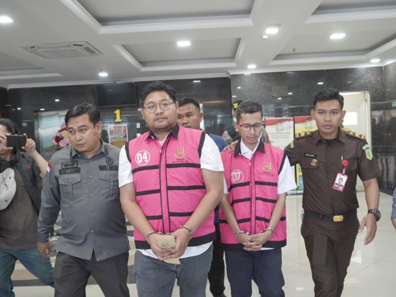 Dua tersangka yang ditetapkan berinisial JRJ selaku Direktur Cabang PT. Karaga Indonusa Pratama (PT.KIP) dan tersangka SD selaku Penjabat Pembuat Komitmen Paket C, ditahan penyidik Kejati Sulsel, Kamis (10/10/2024). @Jejakfakta/Istimewa