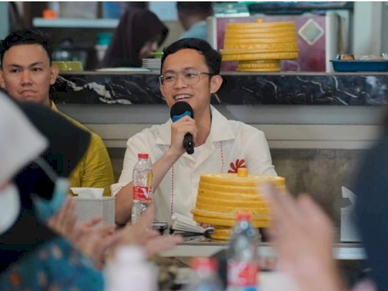 Calon Wakil Walikota Makassar nomor urut 3, Ilham Ari Fauzi Amir Usakara, kembali diundang sebagai pembicara dalam acara diskusi yang digelar Yamil TB dan Aliansi Matahari Muda, di Enam Delapan, Jalan Muhammadiyah, Kota Makassar, Jumat (11/10/2024). @Jejakfakta/dok. Istimewa