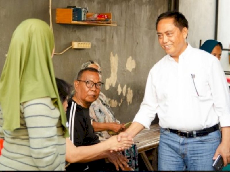 Calon Wakil Wali Kota Makassar Nomor Urut 4, Abd Rahman Bando, menyapa warga saat kunjungan di Kelurahan Maradekaya, Kecamatan Makassar, Kota Makassar. foto: istimewa