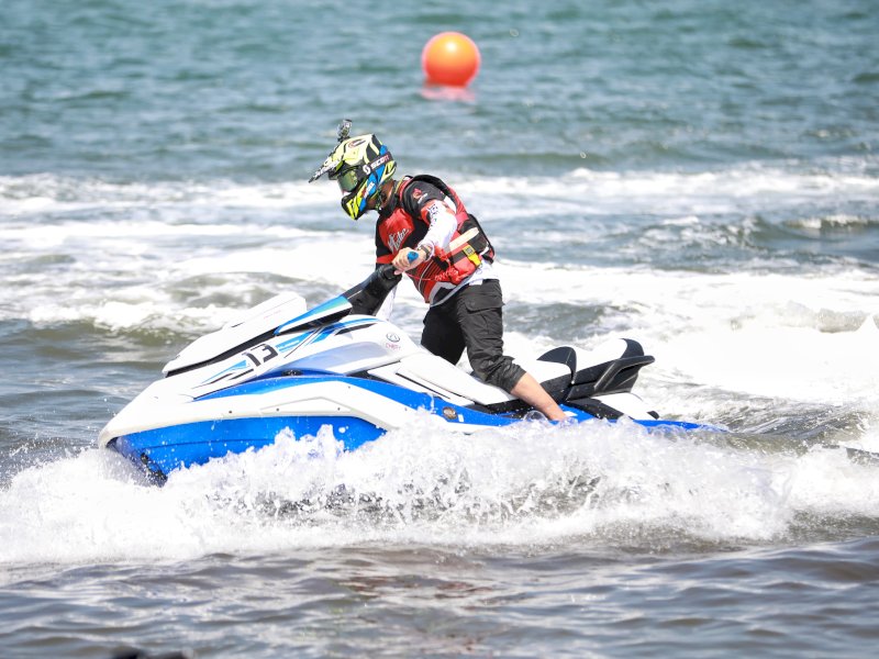Pjs. Wali Kota Makassar, Andi Arwin Azis, secara resmi membuka Makassar International Jetski Championship 2024 yang berlangsung di Pantai Biru, Jalan Metro Tanjung Bunga, pada Sabtu (12/10/2024). @Jejakfakta/dok. Pemkot Makassar