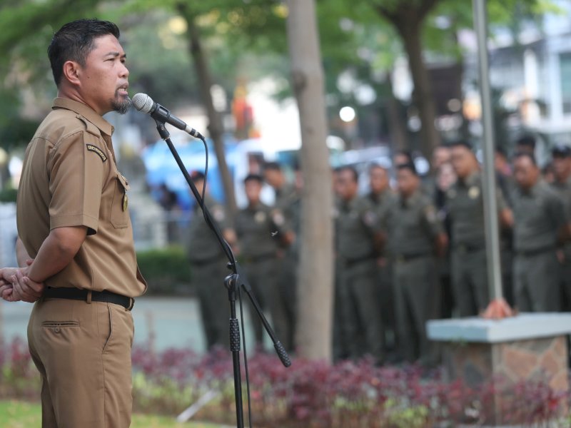 Pjs Wali Kota Makassar, Andi Arwin Azis, saat pimpin apel pagi di halaman kantor Balaikota, Senin (14/10/2024). @Jejakfakta/dok. Humas Pemkot Makassar