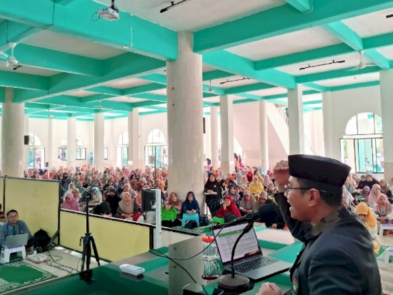 Ketua DPW LDII Sulsel, Asdar Mattiro, saat menghadiri pengajian pengurus dan warga LDII di Masjid Roudhotul Jannah, Makassar, Minggu (13/10/2024). Foto/Istimewa