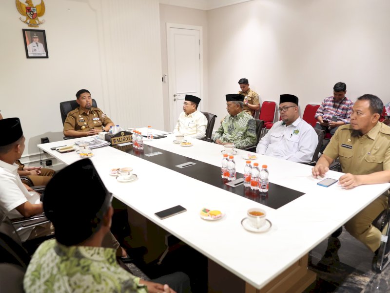 Pjs Wali Kota Makassar, Andi Arwin Azis, menerima audiensi Pengurus Cabang Nahdlatul Ulama (PCNU) Makassar di Balai Kota, Senin (14/10/2024). @Jejakfakta/dok. Humas Pemkot Makassar