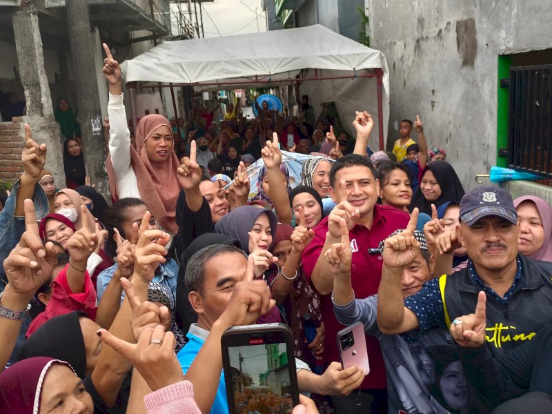  Ratusan warga Kampung Baru Kelurahan Pampang, Kecamatan Panakkukang begitu antusias menyambut kehadiran calon wali kota Makassar nomor urut 1 Munafri Arifuddin pada Selasa (15/10/2024).