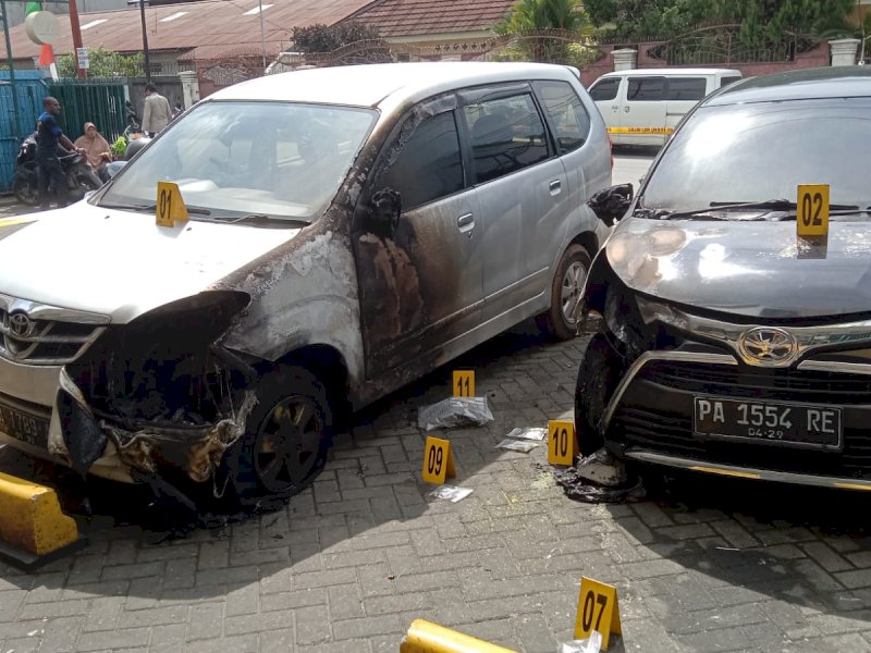 Olah TKP. Polisi melakukan olah Tempat Kejadian Perkara penyerangan kantor Jubi dengan menggunakan bom molotov yang terjadi pada Rabu (16/10/2024) dini hari. @Jejakfakta/Istimewa