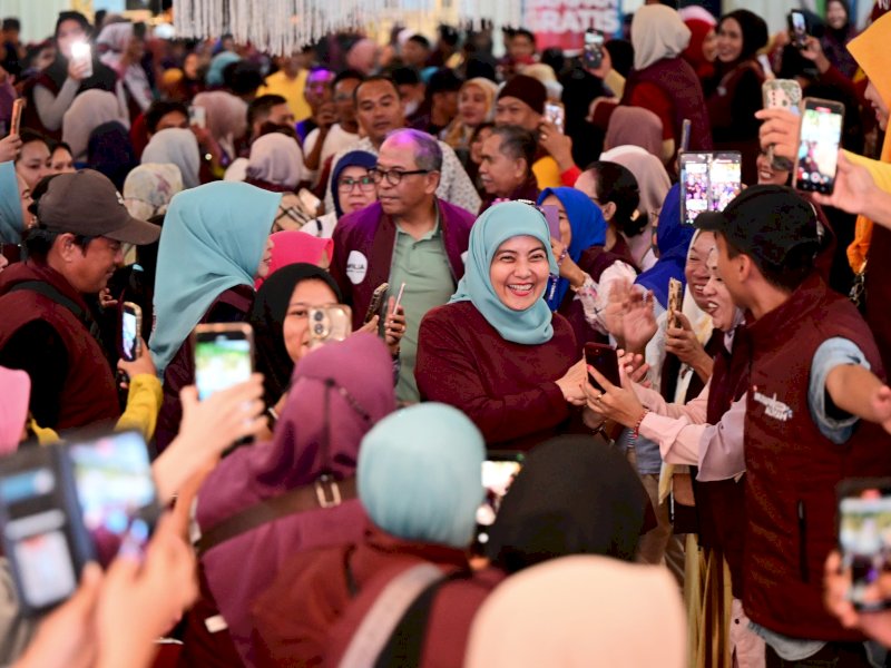 Calon Wakil Walikota Makassar, Aliyah Mustika Ilham menyapa ribuan relawan Kanvasser yang memadati Gedung Lestari 45, Kamis (17/10/2024). @Jejakfakta/Istimewa