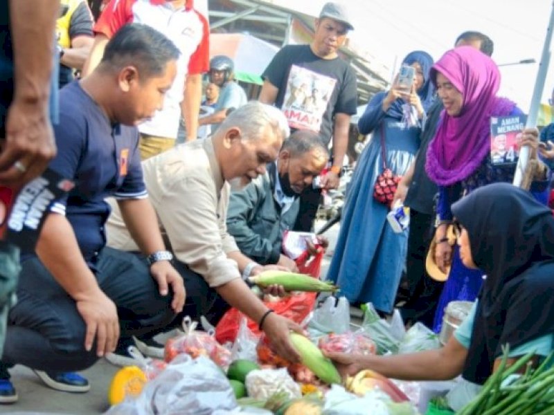 BLUSUKAN. Calon Wali Kota Makassar usungan Partai Keadilan Sejahtera (PKS) Amri Arsyid didampingi komedian nasional Narji menyapa pedagang di Pasar Daya, Kecamatan Biringkanaya, Kota Makassar, Jumat (18/10/2024). foto: istimewa