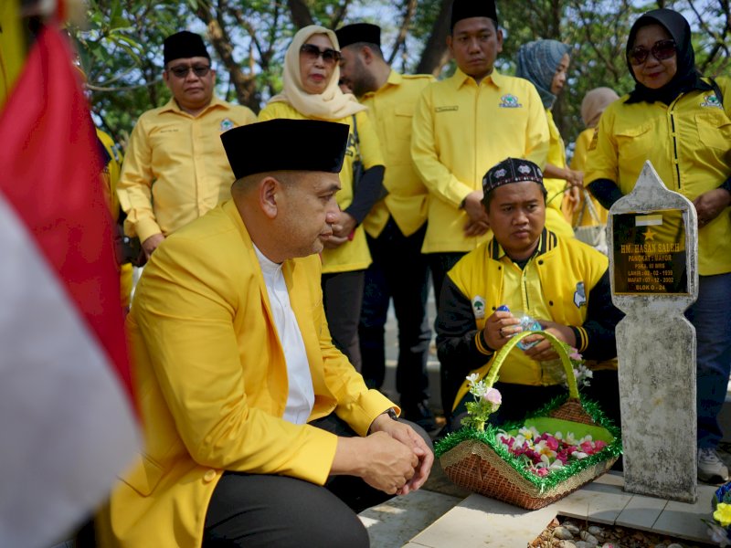 Ketua DPD II Golkar Makassar MUnafri Arifuddin bersama pengurus Partai Golkar Kota Makassar melakukan ziarah dan tabur bunga di Taman Makam Pahlawan Panaikang, Minggu, (20/10/2024). @Jejakfakta/dok. Istimewa