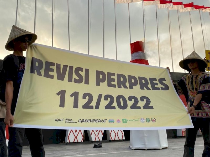 Koalisi Sulawesi Tanpa Polusi (SULOSI) Sulawesi Selatan (Sulsel) meminta Presiden Indonesia, Prabowo Subianto, merevisi Perpres 112/2022, saat melakukan aksi di Pantai Losari, Jl Penghibur, Minggu (20/10/2024). @Jejakfakta/Istimewa