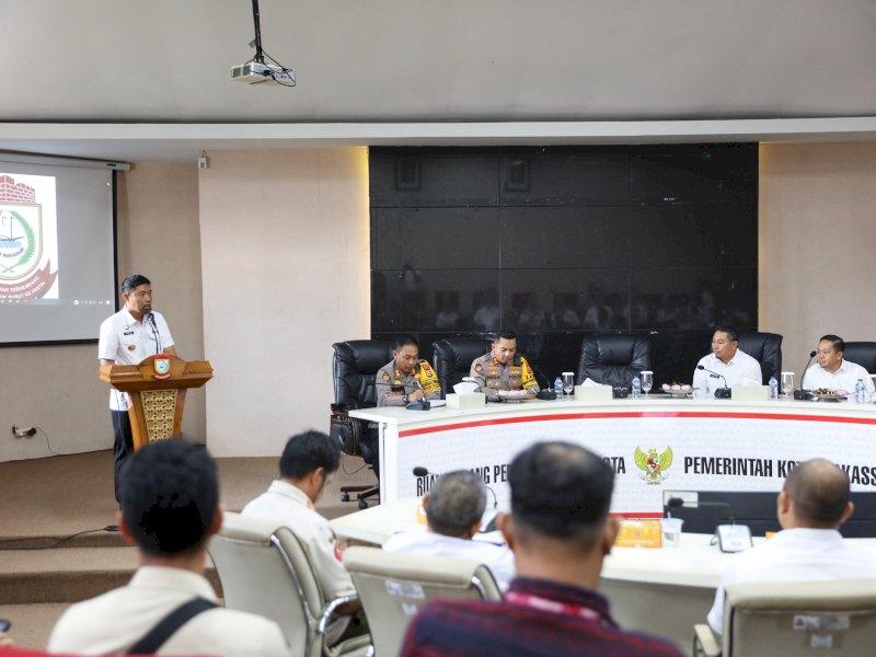  Pj Wali Kota Makassar, Andi Arwin Azis, secara resmi membuka rapat koordinasi terpadu terkait menjaga ketertiban, kenyamanan, dan keamanan di sekitar Simpang Lima Bandara Internasional Sultan Hasanuddin, Kabupaten Maros, di Ruang Sipakalebbi pada Rabu (23/10/2024). @Jejakfakta/dok. Humas Pemkot Makassar