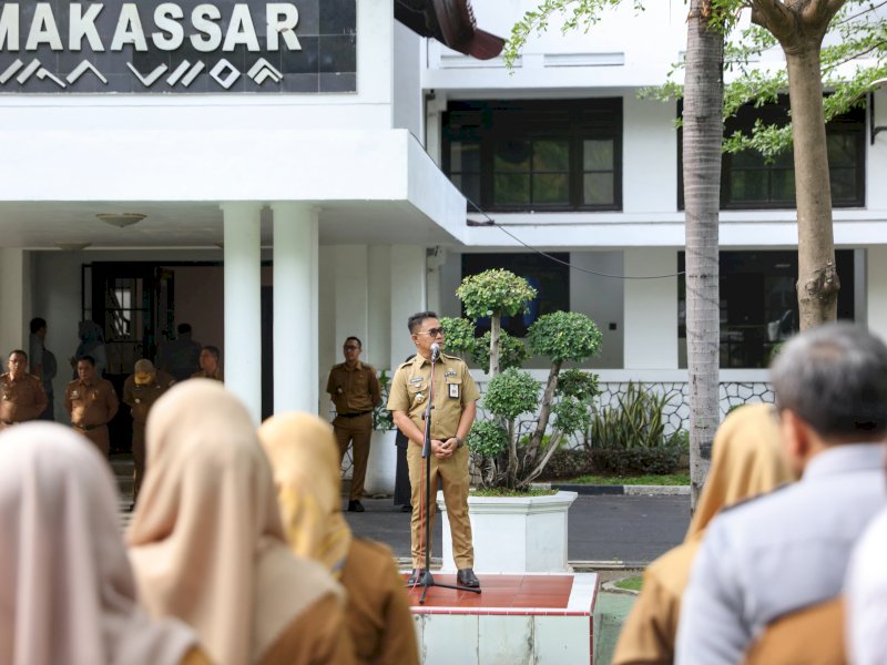 Pj Sekretaris Daerah (Sekda) Kota Makassar, Irwan Rusfiady Adnan saat memimpin apel perdananya sebagai Pj Sekda Makassar di halaman kantor Balaikota, Senin (21/10/2024). @Jejakfakta/dok. Humas Pemkot Makassar