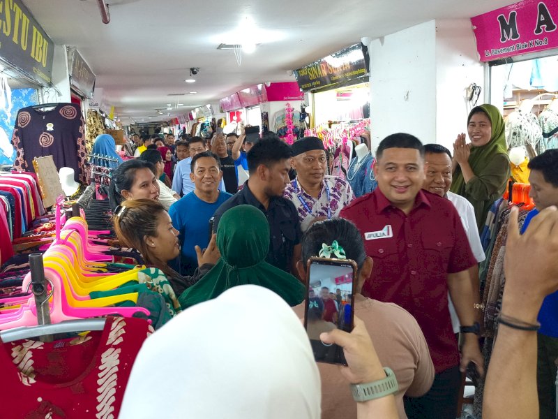 Calon Wali Kota Makassar nomor urut 1, Munafri Arifuddin menyapa pedagang saat berkunjung ke pusat grosir Pasar Butung Makassar, Selasa (22/10/2024). @Jejakfakta/dok. Istimewa