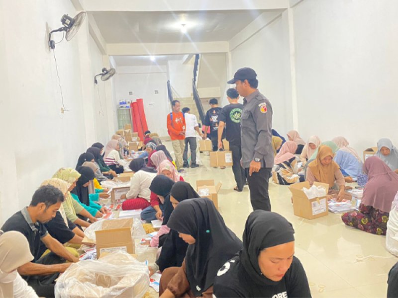 Bawaslu Luwu melakukan pengawasan proses penyortiran dan pelipatan urat suara Pilkada di Gudang Logistik KPU Kabupaten Luwu, Jalan Sungai Paremang (22/10/2024). Foto: Istimewa