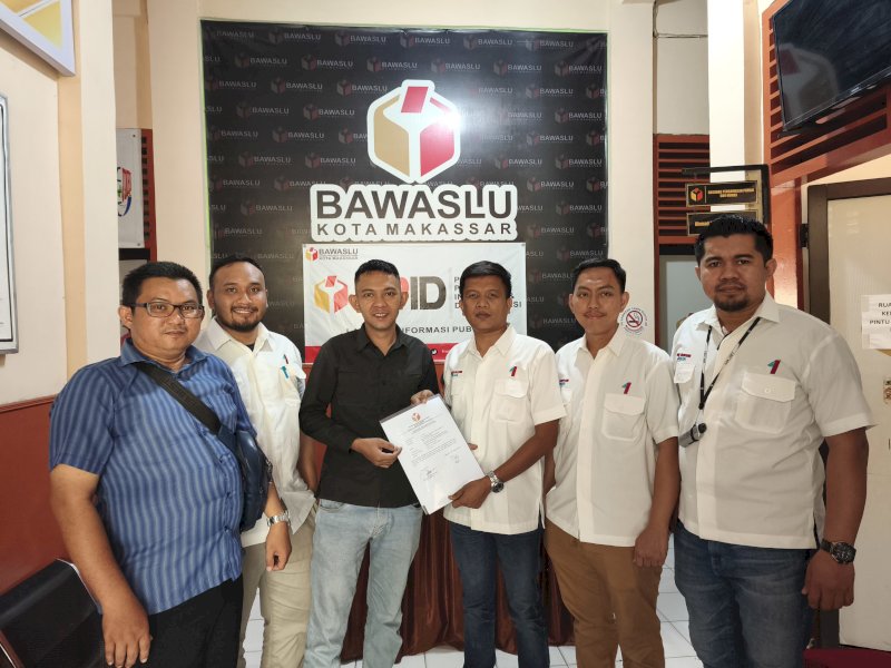 Tim Hukum Paslon Munafri Arifuddin - Aliyah Mustika Ilham (MULIA) melapor ke Bawaslu Makassar pada Kamis, 24 Oktober 2024. @Jejakfakta/Istimewa