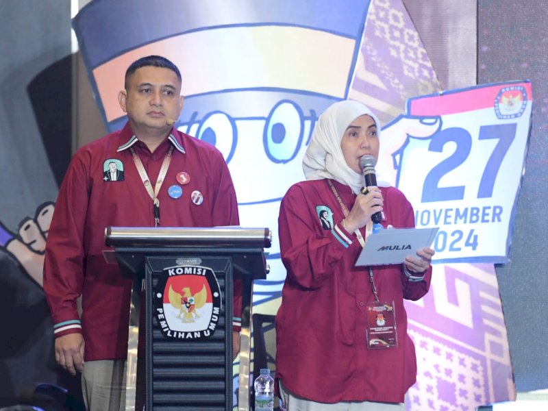 Calon Wali Kota dan Wakil Wali Kota Makassar, Munafri Arifuddin-Aliyah Mustika Ilham (Appi-Aliyah), memperkenalkan program unggulan pada debat perdana Pilwalkot Makassar 2024, dalam debat perdana di Hotel Dalton Makassar, Sabtu (26/10/2024). @Jejakfakta/Reza Arifuddin