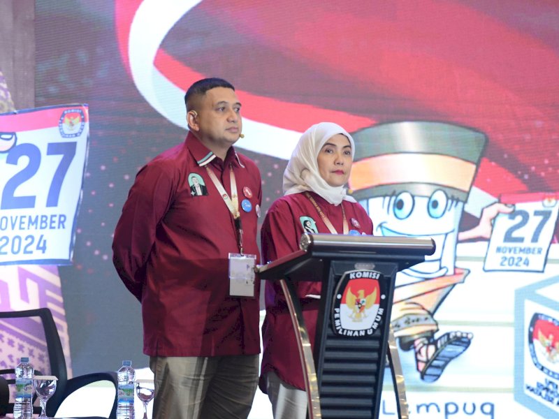 Paslon Munafri Arifuddin - Aliyah Mustika Ilham saat tampil pada debat perdana Pilwalkot Makassar 2024. @Jejakfakta/Reza Arifuddin