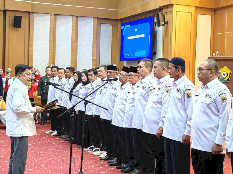 Ketua Umum Palang Merah Indonesia (PMI), Jusuf Kalla (JK), melantik pengurus PMI Provinsi Sulawesi Tenggara periode 2023-2028, Senin (28/10/2024). @Jejakfakta/dok. Media JK