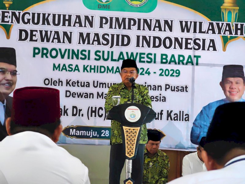 Ketua Umum DMI, Jusuf Kalla (JK), usai melantik Pengurus DMI Propinsi Sulbar Masa Khidmat 2024-2029 di Masjid Baitul Anwar Kantor Gubernur Provinsi Sulbar, Senin (28/10/2024). @Jejakfakta/dok. Media JK