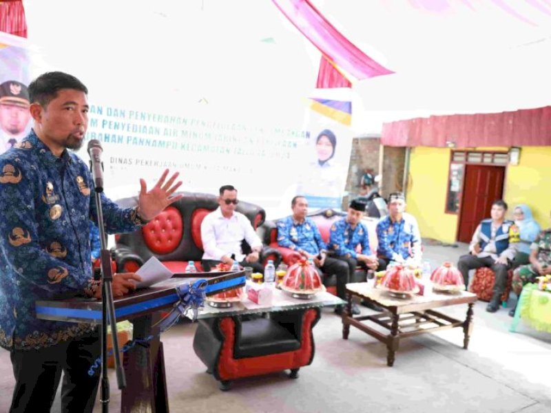 Arwin Azis meresmikan pengelolaan pengembangan Sistem Penyediaan Air Minum (SPAM) Jaringan Perpipaan di Kelurahan Pannampu, Kecamatan Tallo, Kamis (17/10/2024).