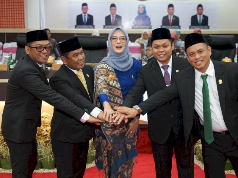 Lima pimpinan DPRD Sulsel akhirnya mengucapkan sumpah jabatan periode 2024-2029 dalam rapat paripurna di Gedung DPRD Sulsel pada Kamis (31/10). Foto: Istimewa