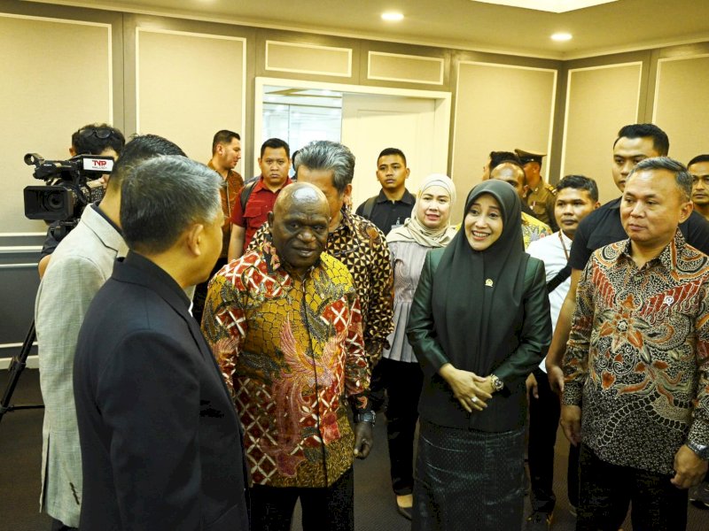 Anggota Komisi XIII DPR RI berbincang dengan Menteri Hak Azasi Manusia (HAM), Nathalius Pigai usai menggelar Rapat Dengar Pendapat (RDP) hari ini, Kamis (31/10/2024). @Jejakfakta/Istimewa