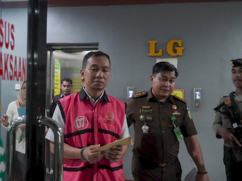 Tersangka EB, Ketua Pokja Pemilihan Paket C3 ditetapkan tersangka dugaan tindak pidana korupsi proyek pembangunan perpipaan air limbah (IPAL) Kota Makassar Zona Barat Laut Tahun 2020-2021. @Jejakfakta/Istimewa