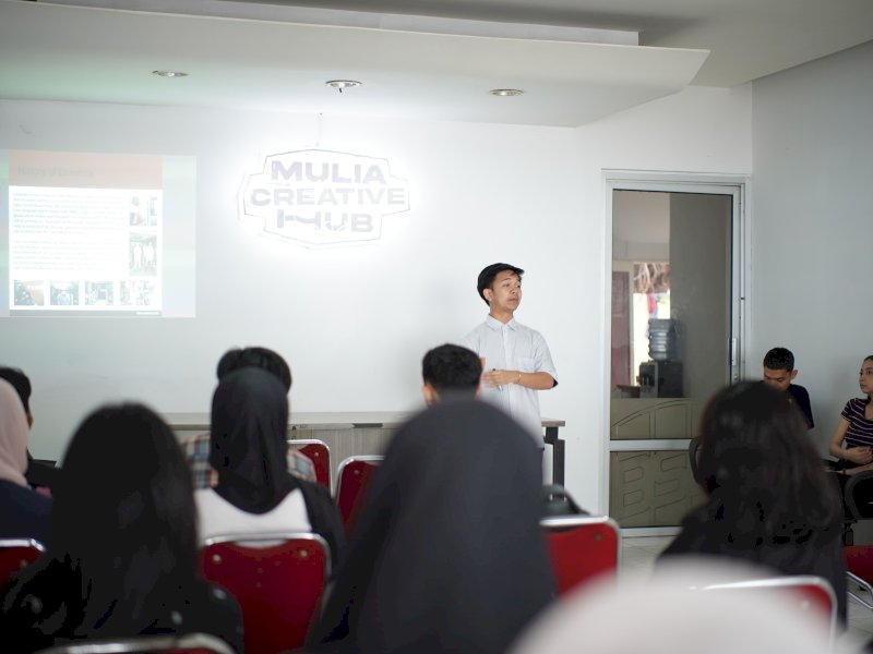 Pemilik brand clothing Livinmille, Muhammad Fadel Syahnur, menjadi narasumber Workshop di gelar di Mulia Creative Hub, jalan Balaikota no. 11, Makassar, Jumat (1/11/2024) malam. @Jejakfakta/Istimewa