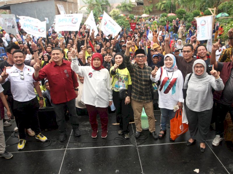 Ribuan warga tumpah ruah menghadiri kampanye dialogis pasangan dengan tagline &ldquo;MULIA&rdquo; itu, di Lapangan Maccini Sombala, Kelurahan Maccini Sombala, Kecamatan Tamalate, Kota Makassar, Jumat (1/11/2024). @Jejakfakta/Istimewa