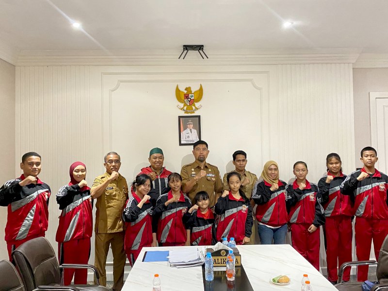 Pjs Wali Kota Makassar, Andi Arwin Azis, melepas tim atlet Taekwondo Balaikota Makassar yang akan bertanding di Kejurnas Taekwondo KBPP Polri Jatim Cup 2 Tahun 2024, di Ruang Rapat Walikota pada Senin, (4/11/2024). @Jejakfakta/Istimewa