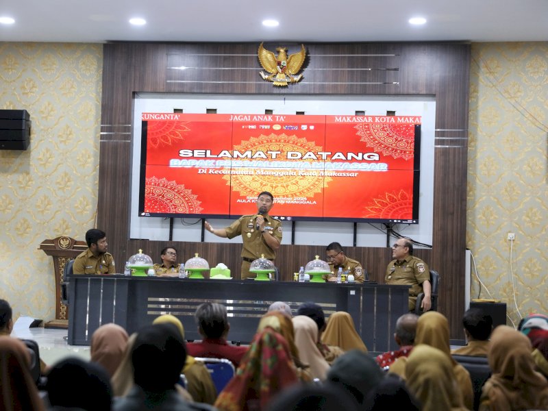 Penjabat Sementara (Pjs) Wali Kota Makassar, Andi Arwin Azis, memberikan arahan kepada jajaran Pemerintah Kota (Pemkot) Makassar dalam kunjungan kerjanya di Kecamatan Manggala, Senin (4/11/2024). @Jejakfakta/Istimewa