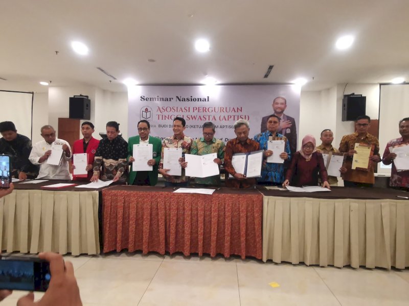 MoU antara PT Pos Indonesia dan PTS anggota APTISI dalam seminar nasional "Perguruan Tinggi dan Megatrend Dunia 2024" di Hotel Claro, Jl AP Pettarani, Makassar, Sulsel, Kamis (7/11/2024).(Foto: Muh Abdiwan)