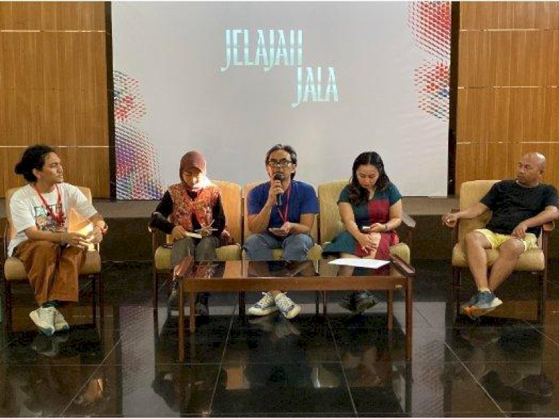 Direktur Festival FKSM 2024, Yudi Ahmad Tajudin (tengah) memaparkan konsep dan tema pelaksanaan FKSM dalam sesi konferensi pers di Benteng Rotterdam Makassar, Minggu (3/11/2024). @dok. Tribun Timur