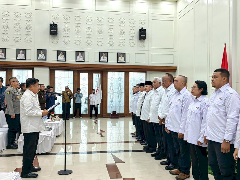 Ketua Palang Merah Indonesia (PMI), Jusuf Kalla (JK), melantik Pengurus dan Dewan Kehormatan PMI Provinsi Maluku, masa bhakti 2024 - 2029, di Kantor Gubernur Maluku, Kamis (7/11/2024). @Jejakfakta/dok. Media JK