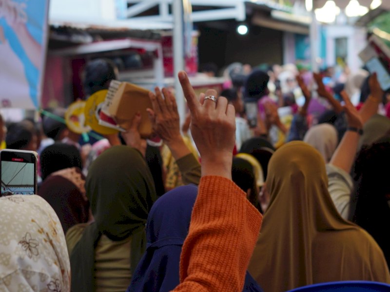Calon Wali Kota Makassar Munafri Arifuddin minta warga Kota Makassar tanggal 27 November, ke TPS mencoblos dan pastikan pilihan di nomor 1, dihadapan warga saat kampanye. @Jejakfakta/Istimewa