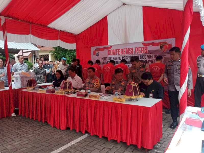 Kapolda Sulsel, Irjen Pol Yudhiawan saat menggelar konferensi pers pengungkapan tindak pidana judi online di Mapolda Sulsel, Jumat (8/11/2024).  @Jejakfakta/Samsir