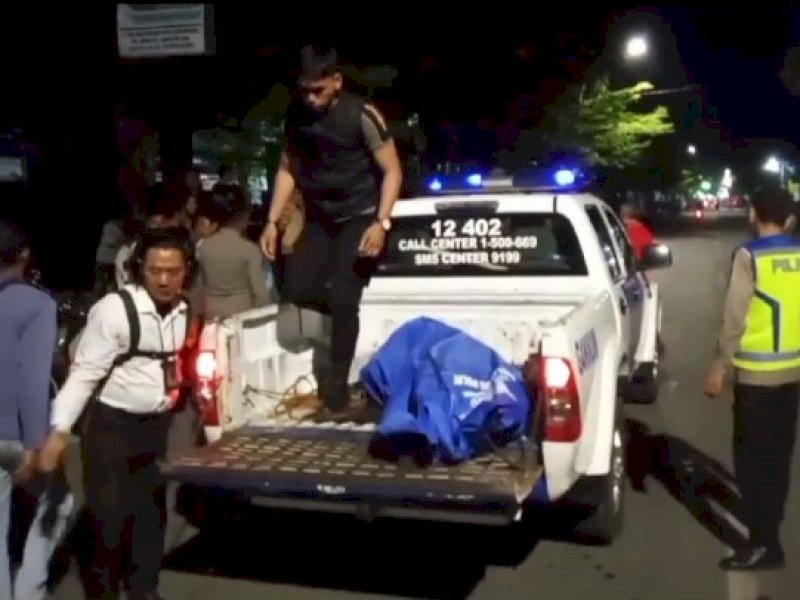 Polisi melakukan olah tempat kejadian perkara (TKP) dan mengevakuasi jenazah korban ke RSUD Syekh Yusuf Gowa. @Jejakfakta/dok. Istimewa