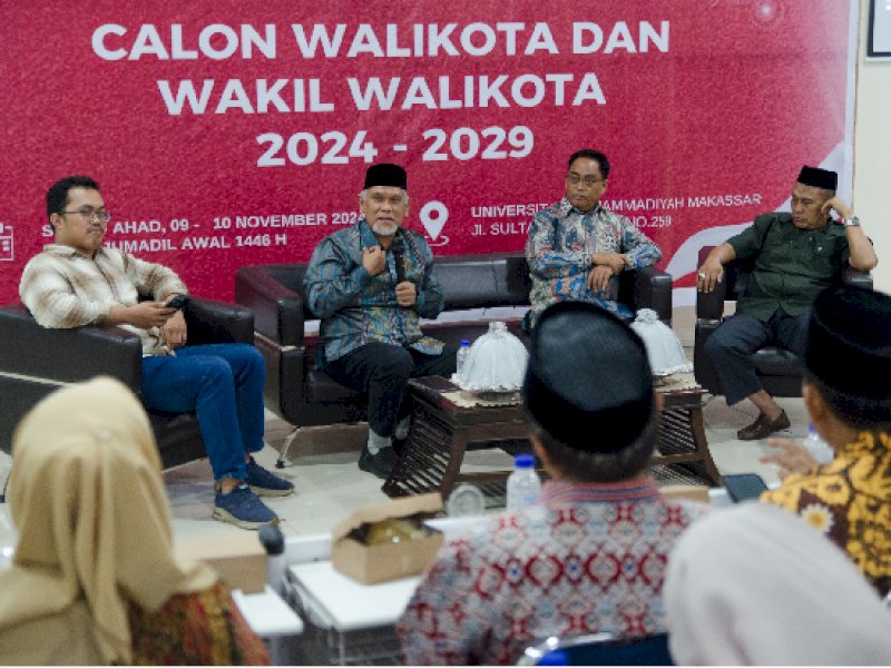 Pasangan Calon Wali Kota Makassar dan Wakil Wali Kota Makassar, Amri Arsyid-Rahman Bando saat menghadiri Dialog Publik yang digelar PD Muhammadiyahh Kota Makassar, di Kampus Unismuh Makassar, Minggu (10/11/2024). @Jejakfakta/Istimewa
