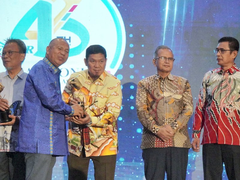Pemkab Pangkep menerima penghargaan pengelolaan lingkungan hidup Fajar Award 2024. @Jejakfakta/dok. Istimewa